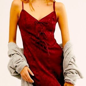 FREE PEOPLE BOW-DACIOUS MINI SLIP IN POMEGRANATE